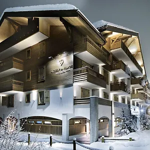 ***** Hotel Au Coeur Du Village France